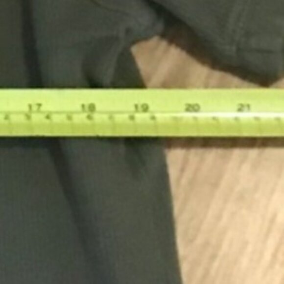 Old Navy Mens T-Shirt Bundle Size Lrg Gray and Khaki 100% Cotton V-Neck Set of 2 - Picture 8 of 10